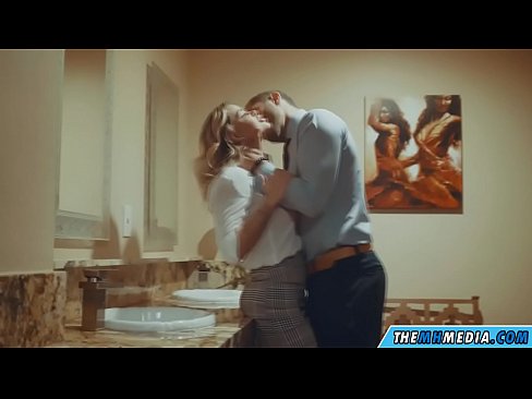 ❤️ ໃນເວລາທີ່ຜິວເນື້ອສີຂາວ busty seduces ທ່ານຢູ່ໃນຫ້ອງນ້ໍາສາທາລະນະ ❤️❌ ໜັງໂປ້ ຢູ່ພວກເຮົາ ️❤